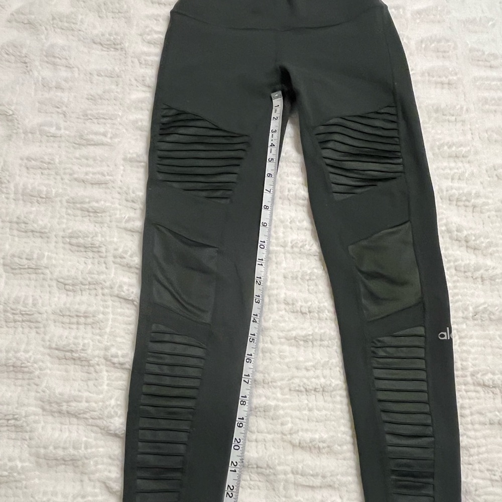Dark green Alo Yoga motto leggings